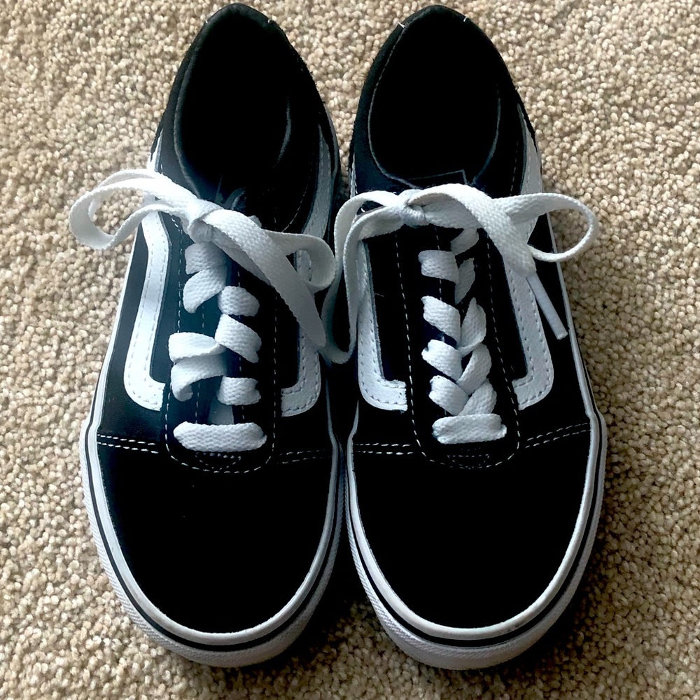 Vans Ward boy’s lace-up sneakers. Great like-new condition Canvas & suede upper